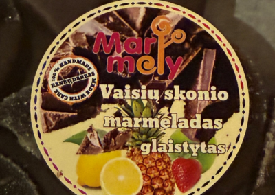 Glaistytas vaisiu skonio marmeladas dezute