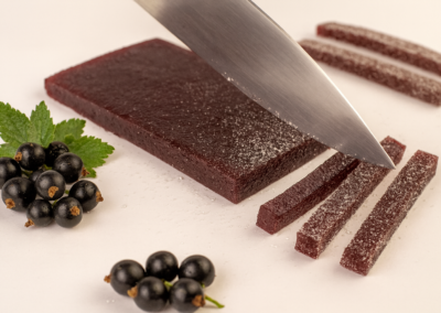 Marmeladiniai šiaudeliai su juodaisiais serbentais 2 Marmeladiniai siaudeliai su juodaisiais serbentais gamyba