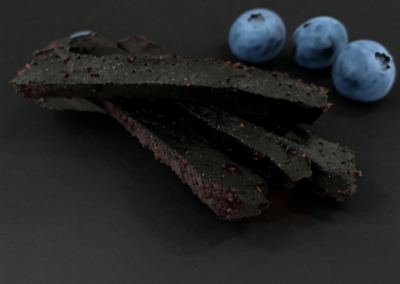 Siaudeliai su melynemiu uogomis